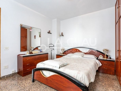 Piso en carrer sardana 9 piso con 4 habitaciones con ascensor en Reus