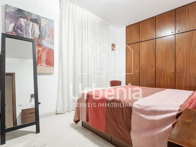 Piso en venta , con 119 m2, 4 habitaciones y 2 baños, ascensor y calefacción sí. en Barcelona