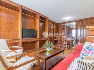 Piso en venta , con 124 m2, 4 habitaciones y 2 baños, garaje y ascensor. en Madrid