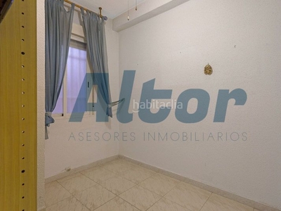 Piso en venta , con 91 m2, 3 habitaciones y 2 baños, ascensor y calefacción individual gas. en Madrid