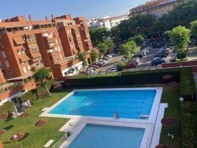 Piso este | urbanización con piscina, tenis, zonas ajardinadas y muchos servicios en Sevilla