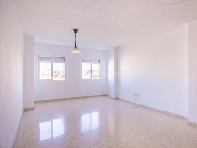 Piso fantástico piso a escasos metros del centro con plaza de garaje!! en Sevilla
