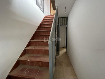 Piso la vivienda consta de tres dormitorios, baño completo, salón comedor y cocina sin amueblar. dispone de terraza, trastero, patio y azotea de uso privativo en Sevilla