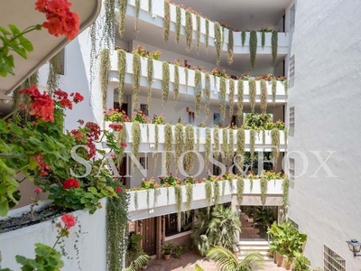 Piso presentamos un apartamento de 2 dormitorios recientemente renovado ubicado en el deseable barrio de la orquídea, nueva andalucía. en Marbella
