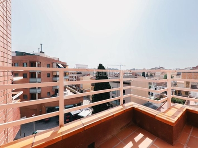 Piso vivienda que destaca por su espacioso salón comedor con acceso al balcón, muy soleado y luminoso con unas vistas excepcionales, recibidor, 4 habitaciones, 2 baños y cocina nueva a estrenar. en Sant Boi de Llobregat