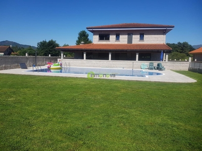 Venta de casa con piscina y terraza en Ponteareas