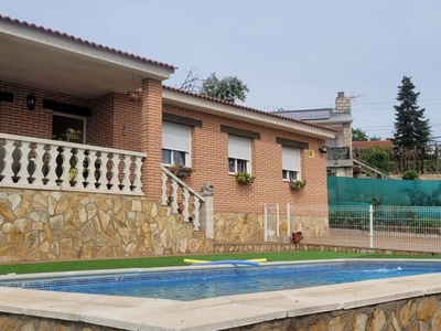 Venta de casa con piscina y terraza en Villa del Prado, URB. ENCINAR DEL ALBERCHE