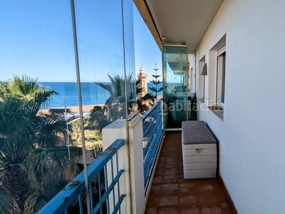 Apartamento precioso apartamento con increíbles vistas al mar en primera línea de playa. en Estepona