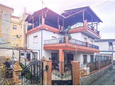Amplia casa, en parcela independiente con jardín perimetral, situada en Huetor Vega.