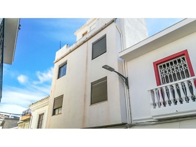 Casa de 4 plantas, para reformar, en el centro de Vélez de Benaudalla.