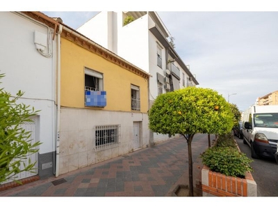 Casa de dos plantas con gran patio junto Ayuntamiento