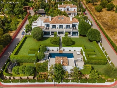Elegante villa de lujo situada en una de las comunidades más exclusivas de Marbella