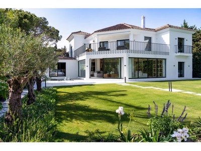 Villa de lujo de 6 dormitorios y 5 baños completamente renovada en Nueva Andalucía, Marbella