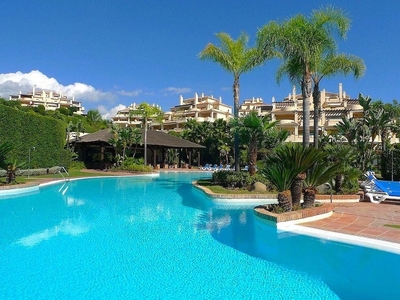 Alquiler de ático en calle Capanes del Golf de 4 habitaciones con terraza y piscina