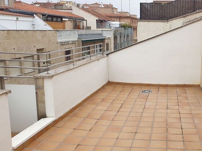 Alquiler de ático en Centro - Salamanca de 3 habitaciones con terraza y calefacción