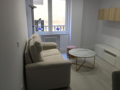 Alquiler de piso en Centro - Salamanca de 2 habitaciones con terraza y muebles