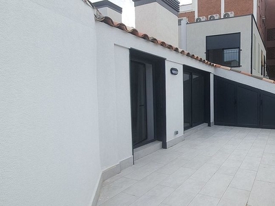 Ático en alquiler en Centre - Rubí de 3 habitaciones con terraza y garaje