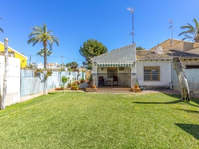 Chalet en venta en Punta Prima, Orihuela