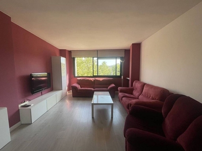 Piso en alquiler en Eixample Nord – La Devesa de 4 habitaciones con garaje y muebles