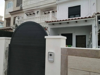 Venta Casa unifamiliar en Diego Ramirez Pastor Torrevieja. Con terraza 90 m²