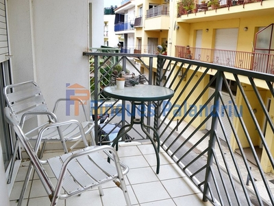 Venta de piso en calle Bernat Metge de 4 habitaciones con terraza y balcón