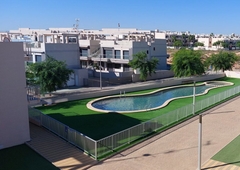 Apartamento en planta alta con solarium propio y piscina comunitaria