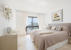 Apartamento impresionante apartamento de 3 dormitorios ubicado en puerto del almendro. en Benahavís