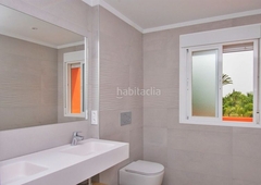 Casa adosada con 3 habitaciones con parking, piscina, aire acondicionado, jardín y vistas al mar en Estepona