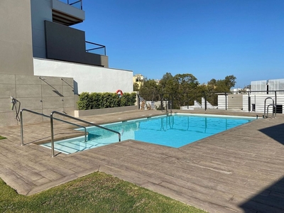 Alquiler de ático en calle Pablo Picasso de 3 habitaciones con terraza y piscina