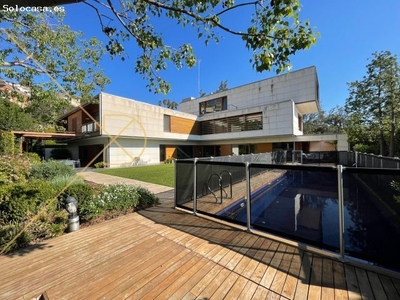 Casa vanguardista de arquitecto de 970 m2 + amplío jardín y piscina privada. Ciudad Diagonal