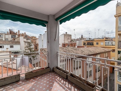 Piso en venta en calle Carlos Pareja de 4 habitaciones con terraza y balcón
