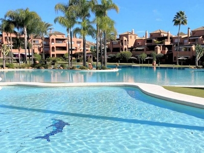 Piso en venta en urbanización Alhambra del Golf de 3 habitaciones con terraza y piscina