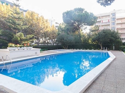 Bonito apartamento para 4 pax en el centro de Salou con piscina comunitaria.