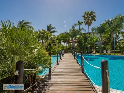 Elegante villa en urbanización con piscina comunitaria