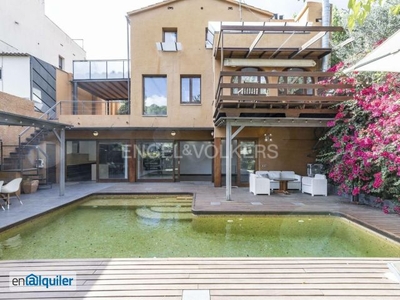 Preciosa casa con piscina en Barcelona