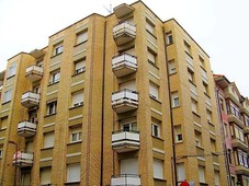 Venta Piso Haro. Piso de tres habitaciones en Avenida La Rioja. Quinta planta con balcón