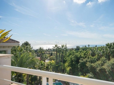 Ático moderno ático dúplex de 3 dormitorios con vistas panorámicas al mar en Marbella
