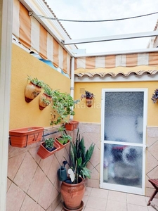 Casa adosada con 4 habitaciones con parking y aire acondicionado en Málaga