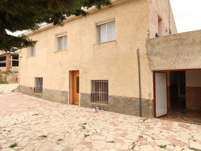 Casa con terreno en Algueña