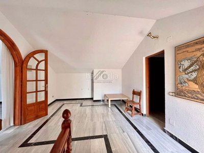 Dúplex con 5 habitaciones con ascensor, parking, piscina, aire acondicionado y vistas al mar en Fuengirola