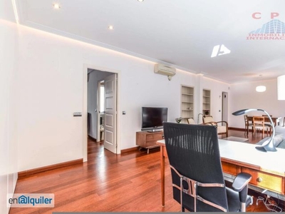 Magnífico y luminoso piso amueblado, de 95 m2 y 2 habitaciones; cercano al metro de Tirso de Molina.