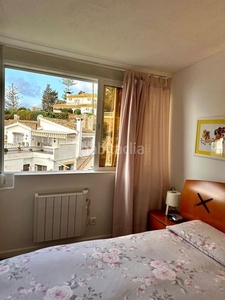Alquiler apartamento en calle maestro falla apartamento amueblado con ascensor y vistas al mar en Benalmádena
