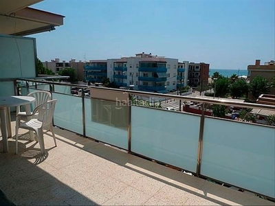 Alquiler ático , vistas mar, 3 habitaciones, 2 baños, piscina, parquin, trastero. en Castelldefels