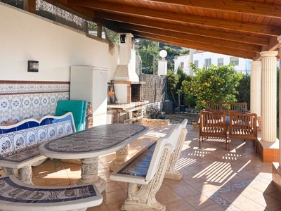 Alquiler casa adosada con piscina y jardín privado en Sitges