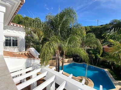 Alquiler chalet con 4 habitaciones amueblado con parking, piscina y aire acondicionado en Málaga