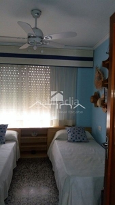 Apartamento con vistas al mar situado en 1ª línea playa con salida directa a la playa en Gandia