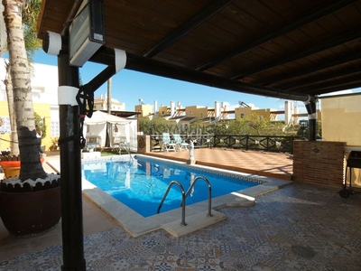 Chalet con 7 habitaciones amueblado con parking, piscina, aire acondicionado y vistas al mar en Benalmádena