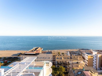 Dúplex con 2 habitaciones con ascensor, parking, calefacción, aire acondicionado y vistas al mar en Fuengirola