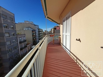 Piso completamente reformado, muy luminoso y soleado en el centro . consta de 2 habitaciones dobles, 2 baños, cocina y terraza . en Tarragona