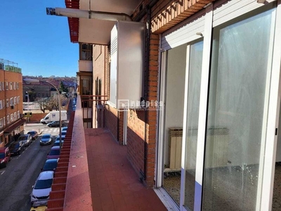 Piso de 3 dormitorios, 3 terrazas, bien comunicado en Madrid